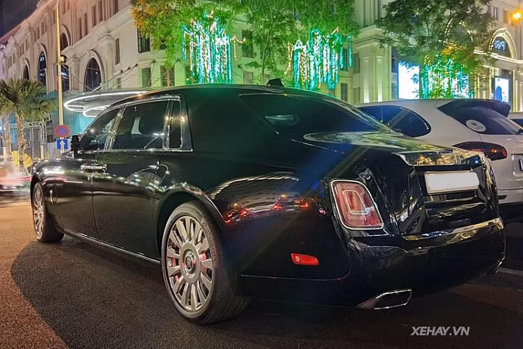 Chiếc trong bài thuộc bản EWB trục cơ sở dài nên nhìn tổng thể cũng bệ vệ hơn so với bản tiêu chuẩn. Xe có kích thước dài x rộng x cao lần lượt là 5.982 x 2.018 x 1.656 mm, chiều dài cơ sở đạt 3.772 mm.