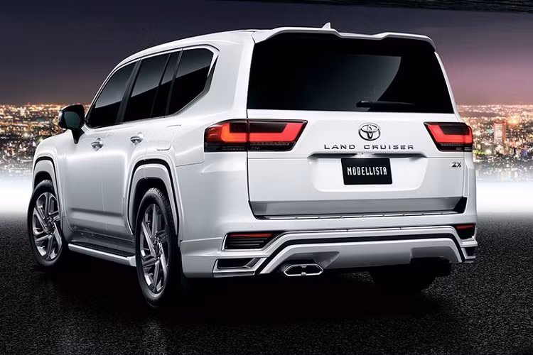 Ở phía sau, Toyota Land Cruiser 2022 độ Modellista nhận được cản dưới mới hầm hố, ống xả kép thể thao, phần ốp bảo vệ cản bằng thép không gỉ và cánh lướt gió kép trên nóc. Làm tròn diện mạo của Land Cruiser 2022 với Aero Parts là bộ la-zăng hợp kim 6 chấu 21 inch.