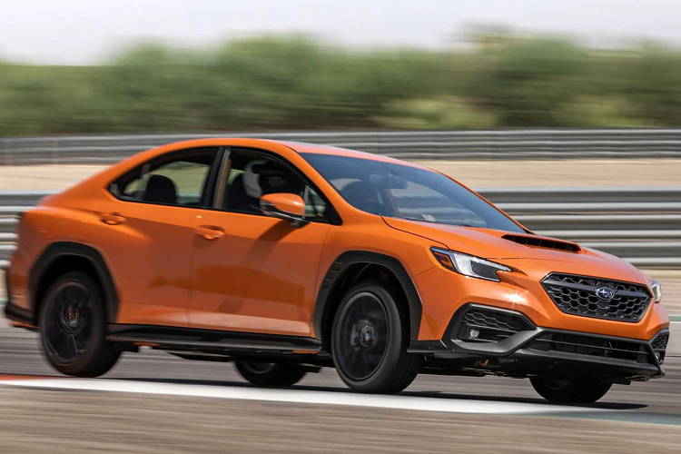 Sau khoảng 6 năm có mặt trên thị trường, Subaru WRX thể thao đã bước sang thế hệ thứ 5 hoàn toàn mới. Tương tự như dòng coupe thể thao Subaru BRZ 2021, dòng sedan Subaru WRX cũng được hãng xe Nhật nâng cấp động cơ 4cyl đối đỉnh, nâng dung tích từ 2.0L lên 2.4L.