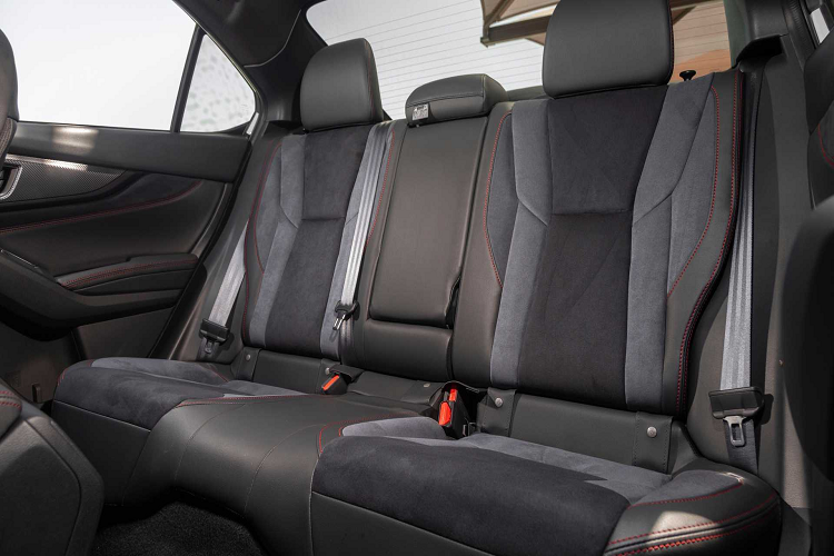 Ngoài ra, WRX 2022 còn được trang bị thêm thanh ổn định phía sau vào thân xe, thay vì khung phụ. Hành trình hệ thống treo được thiết kế dài hơn, giúp tăng độ ổn định của xe và độ bám đường bên trên các bề mặt không bằng phẳng.