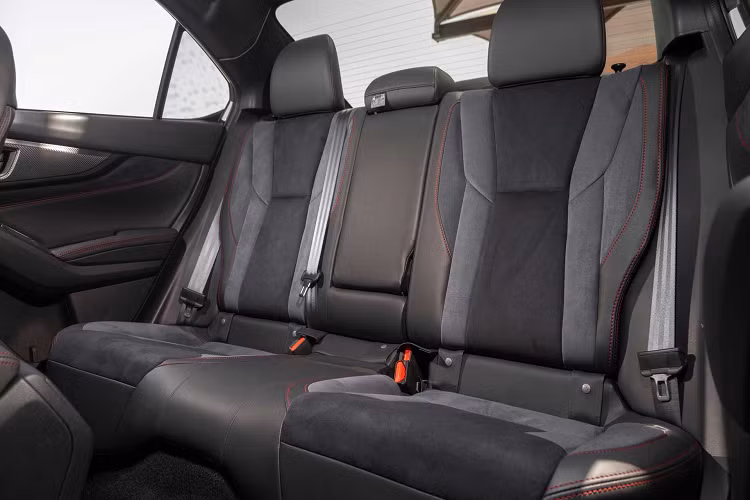 Ngoài ra, WRX 2022 còn được trang bị thêm thanh ổn định phía sau vào thân xe, thay vì khung phụ. Hành trình hệ thống treo được thiết kế dài hơn, giúp tăng độ ổn định của xe và độ bám đường bên trên các bề mặt không bằng phẳng.