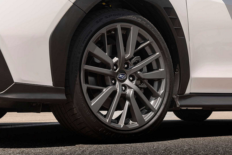 Subaru WRX 2022 mang nhiều thay đổi ở Thiết kế. Phần đầu xe được trang bị đèn pha LED mới, nổi bật lưới tản nhiệt hình lục giác đặc trưng của thương hiệu. Lưới tản nhiệt mới mang kích thước lớn hơn so với thế hệ thứ 4.