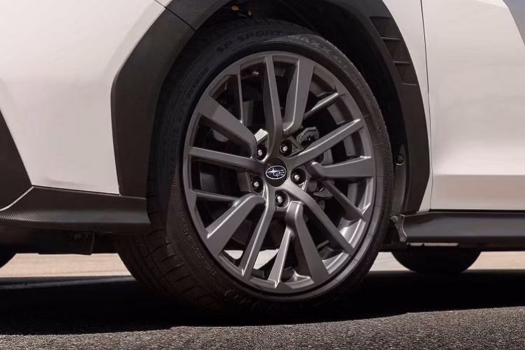 Subaru WRX 2022 mang nhiều thay đổi ở Thiết kế. Phần đầu xe được trang bị đèn pha LED mới, nổi bật lưới tản nhiệt hình lục giác đặc trưng của thương hiệu. Lưới tản nhiệt mới mang kích thước lớn hơn so với thế hệ thứ 4.