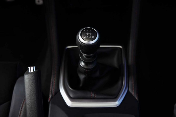 Sức mạnh được truyền xuống bốn bánh (AWD) Tiêu Chuẩn, thông qua 2 lựa chọn hộp số tay 6 cấp (6MT) mang tỷ số truyền tối ưu và hộp số tự động biến thiên vô cấp (CVT; Subaru Performance Transmission). Hộp số CVT được giả lập 8 cấp cho phép người lái có thể sang số tay thông qua lẫy chuyển số.