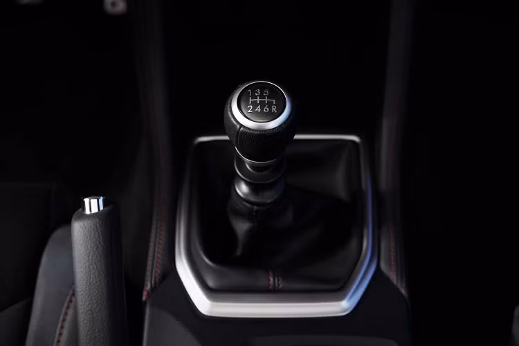 Sức mạnh được truyền xuống bốn bánh (AWD) Tiêu Chuẩn, thông qua 2 lựa chọn hộp số tay 6 cấp (6MT) mang tỷ số truyền tối ưu và hộp số tự động biến thiên vô cấp (CVT; Subaru Performance Transmission). Hộp số CVT được giả lập 8 cấp cho phép người lái có thể sang số tay thông qua lẫy chuyển số.