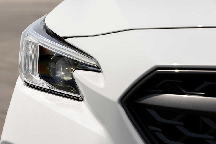 Từ phía sau, cụm đèn hậu được tạo hình chữ “C” mới. Đáng chú ý, 4 vòng hốc bánh được ốp thêm những thanh nhựa mang phong cách thân rộng (wide body) giúp ngoại hình chiếc sedan hạng C thêm thể thao hơn. Ở phiên bản GT, xe đi kèm với “dàn chân” lắp bộ mâm 18 inch màu xám (245/40 R18). Trong khi các phiên bản thấp hơn sẽ dùng mâm 17 inch.