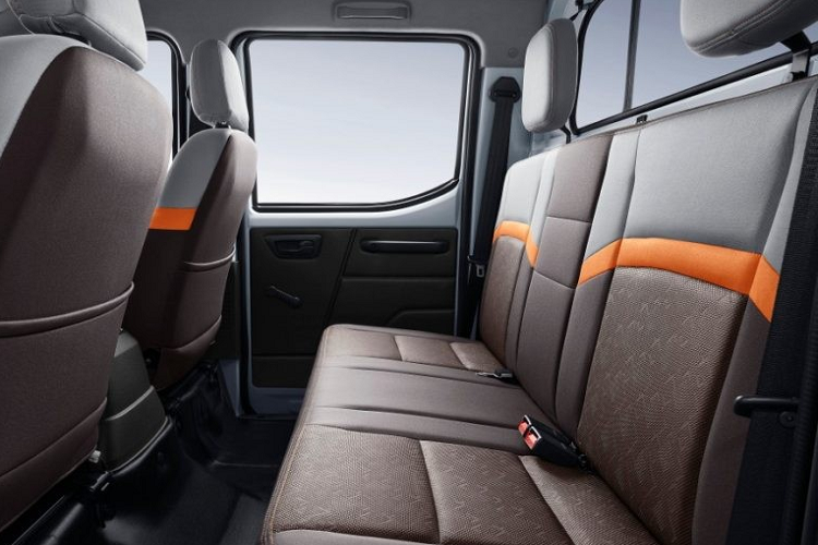 Trong những năm sau này, Dongfeng Xiaokang có sản xuất cả xe du lịch, nhưng lĩnh vực kinh doanh chính của công ty vẫn là chế tạo và bán xe dịch vụ thương mại. Chúng là những sản phẩm nhắm đến khách hàng ở cả đô thị và nông thôn, và có thể được sử dụng để chở mọi thứ từ gia súc cho tới máy tính văn phòng. Những chiếc xe tải của Dongfeng Xiaokang luôn có các đặc điểm cứng cáp, dễ sửa, đáng tin cậy, ít công nghệ, và rất rẻ tiền.