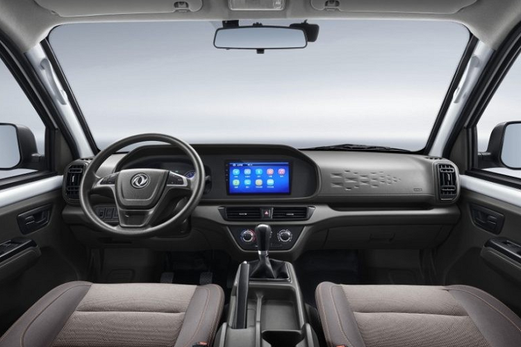 Quay trở lại với hai mẫu xe tải mới được nâng cấp, C71 là phiên bản xe tải cabin đơn 2 cửa, với chiều dài 5.620 mm, còn C72 là phiên bản cabin đôi 4 cửa với chiều dài 5.335 mm. Những cập nhật mới bao gồm một chút thay đổi thiết kế ở phía trước, một hệ thống thông tin giải trí mới ở bên trong, và một phiên bản giá sàn mới trang bị bộ la-zăng thép với logo Dongfeng ở phần trục trung tâm.