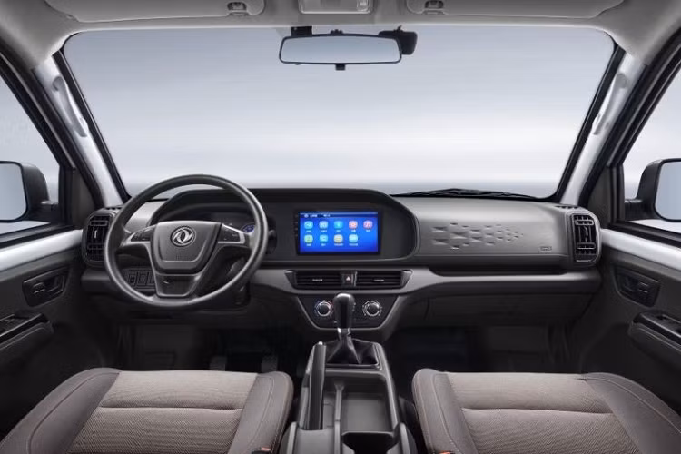 Quay trở lại với hai mẫu xe tải mới được nâng cấp, C71 là phiên bản xe tải cabin đơn 2 cửa, với chiều dài 5.620 mm, còn C72 là phiên bản cabin đôi 4 cửa với chiều dài 5.335 mm. Những cập nhật mới bao gồm một chút thay đổi thiết kế ở phía trước, một hệ thống thông tin giải trí mới ở bên trong, và một phiên bản giá sàn mới trang bị bộ la-zăng thép với logo Dongfeng ở phần trục trung tâm.