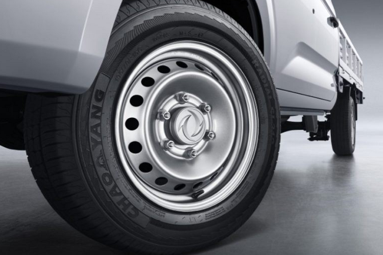 Hộp số luôn là loại số sàn 5 cấp, kết hợp hệ dẫn động cầu sau. Kích thước thùng xe của C71 là dài 3.200 mm, rộng 1.680 mm, cao 370 mm, còn C72 là dài 2.530 mm, rộng 1.680 mm, cao 370mm.