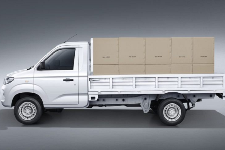 Cả C71 và C72 đều có mặt táp lô giống nhau, và ngay cả những mẫu xe tải cơ bản rẻ tiền như thế này ở Trung Quốc cũng có màn hình cảm ứng cỡ 10 inch. Nhìn chung, không gian cabin trông khá vừa mắt với ghế ngồi êm ái, vô lăng như sedan, hệ thống sưởi ấm đơn giản, và một số điểm thiết kế đẹp mắt như cửa gió chiều dọc và họa tiết trang trí ở bên phải của mặt táp lô.