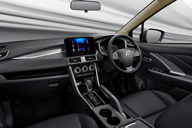 Đầu tiên phải kể đến màn hình thông tin giải trí dạng cảm ứng với kích thước 9 inch thay vì 7 inch như bản thường. Màn hình thông tin giải trí này hỗ trợ kết nối với điện thoại thông minh qua Apple CarPlay và Android Auto. Tiếp đến là sạc điện thoại thông minh không dây mới dành cho Mitsubishi Xpander Special Edition.