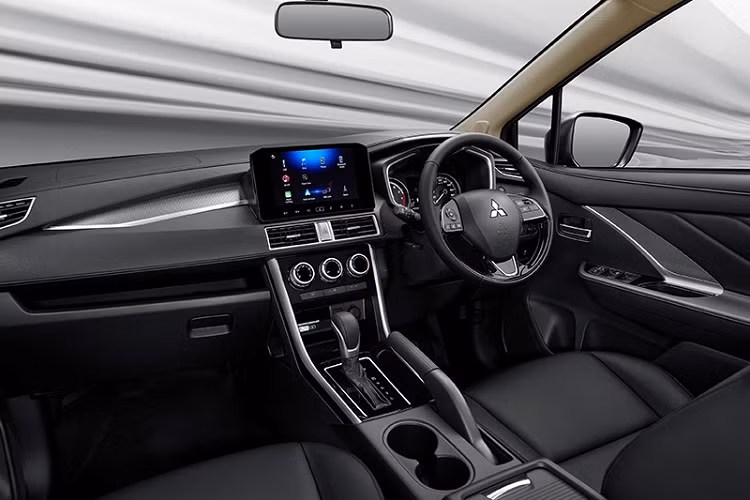 Đầu tiên phải kể đến màn hình thông tin giải trí dạng cảm ứng với kích thước 9 inch thay vì 7 inch như bản thường. Màn hình thông tin giải trí này hỗ trợ kết nối với điện thoại thông minh qua Apple CarPlay và Android Auto. Tiếp đến là sạc điện thoại thông minh không dây mới dành cho Mitsubishi Xpander Special Edition.