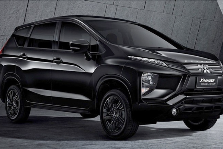 Theo đó, toàn bộ những chi tiết mạ crôm của xe đều được chuyển thành màu đen, từ lưới tản nhiệt, hai viền tạo thành chữ "X" đặc trưng trên đầu xe đến tấm ốp gầm dưới cản trước. Tương tự như vậy, ốp gương ngoại thất, vành la-zăng 16 inch, tay nắm cửa, nẹp bên sườn xe và tấm ốp gầm bên dưới cản sau cũng được sơn màu đen. Chưa hết, phiên bản đặc biệt mới của dòng MPV 7 chỗ này còn được bổ sung tem chữ nổi "Xpander" mới trên nắp ca-pô.