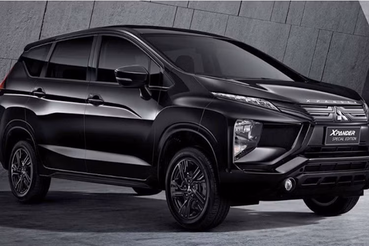 Theo đó, toàn bộ những chi tiết mạ crôm của xe đều được chuyển thành màu đen, từ lưới tản nhiệt, hai viền tạo thành chữ "X" đặc trưng trên đầu xe đến tấm ốp gầm dưới cản trước. Tương tự như vậy, ốp gương ngoại thất, vành la-zăng 16 inch, tay nắm cửa, nẹp bên sườn xe và tấm ốp gầm bên dưới cản sau cũng được sơn màu đen. Chưa hết, phiên bản đặc biệt mới của dòng MPV 7 chỗ này còn được bổ sung tem chữ nổi "Xpander" mới trên nắp ca-pô.