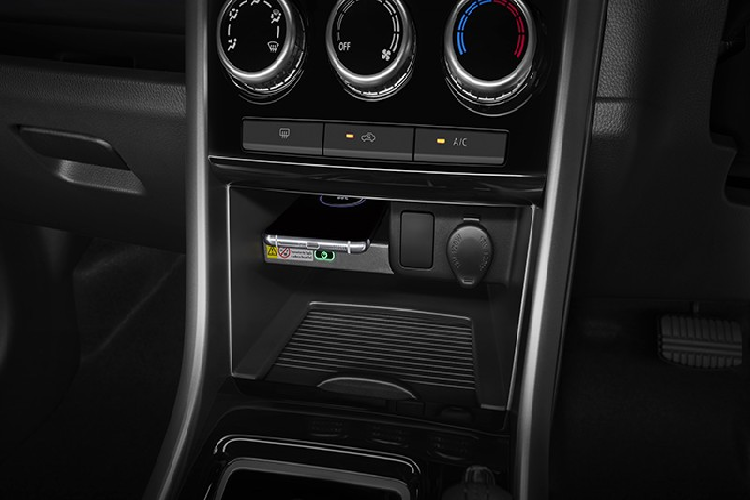 Ngoài những thay đổi kể trên, Mitsubishi Xpander Special Edition không có gì khác so với bản thường. Xe vẫn có vô lăng bọc da chỉnh 4 hướng, cần số bọc da, nút bấm khởi động máy, mở cửa không cần chìa khóa, màn hình màu đa thông tin TFT 4,2 inch trong bảng đồng hồ và hệ thống âm thanh 6 loa.