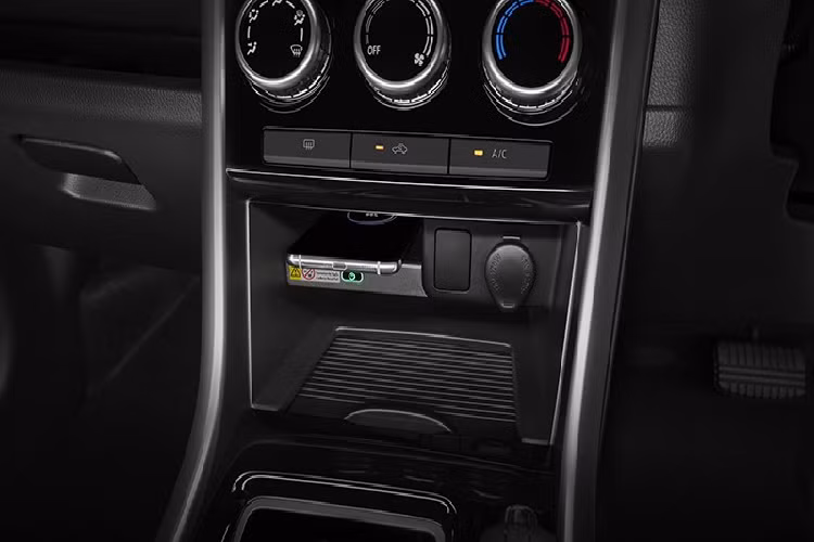 Ngoài những thay đổi kể trên, Mitsubishi Xpander Special Edition không có gì khác so với bản thường. Xe vẫn có vô lăng bọc da chỉnh 4 hướng, cần số bọc da, nút bấm khởi động máy, mở cửa không cần chìa khóa, màn hình màu đa thông tin TFT 4,2 inch trong bảng đồng hồ và hệ thống âm thanh 6 loa.