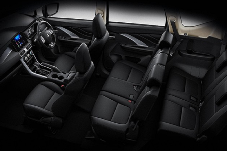 Bước vào bên trong Mitsubishi Xpander Special Edition, khách hàng Thái Lan sẽ thấy không gian nội thất màu đen "tông xuyệt tông" với ngoại thất. So với bản thường, Mitsubishi Xpander Special Edition có những thay đổi đáng kể trong trang bị.