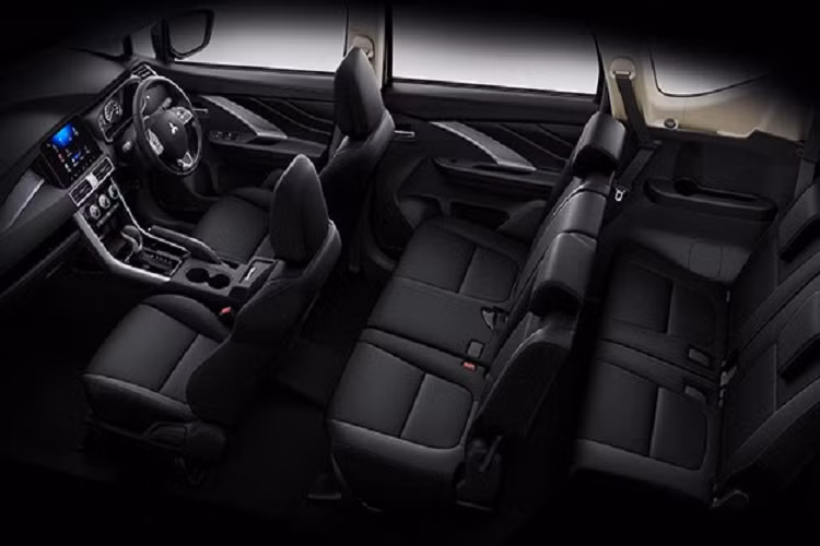 Bước vào bên trong Mitsubishi Xpander Special Edition, khách hàng Thái Lan sẽ thấy không gian nội thất màu đen "tông xuyệt tông" với ngoại thất. So với bản thường, Mitsubishi Xpander Special Edition có những thay đổi đáng kể trong trang bị.