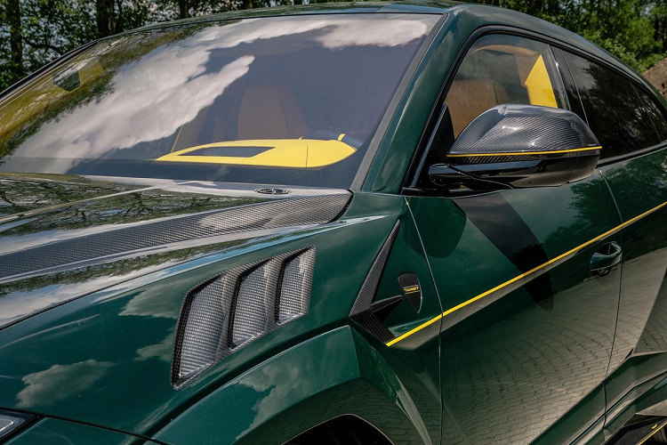 Các mẫu Venatus của Mansory đều được can thiệp vào hiệu suất nhưng mỗi phiên bản cho ra mức khác nhau. Phiên bản này sử dụng động cơ V8 tăng áp kép 4.0L tương tự xe nguyên bản nhưng sản sinh công suất 810 mã lực và mô-men xoắn 1.050 Nm. So với nguyên bản, Urus Venatus mạnh hơn 170 mã lực.