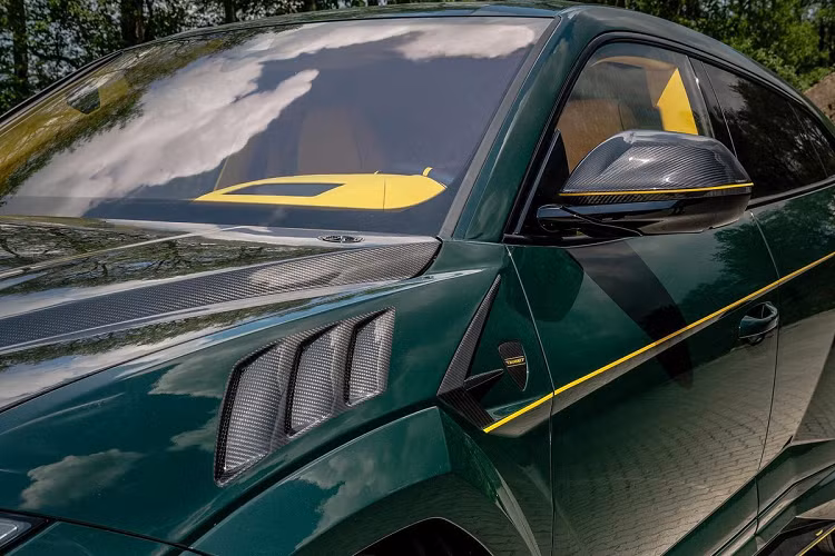 Các mẫu Venatus của Mansory đều được can thiệp vào hiệu suất nhưng mỗi phiên bản cho ra mức khác nhau. Phiên bản này sử dụng động cơ V8 tăng áp kép 4.0L tương tự xe nguyên bản nhưng sản sinh công suất 810 mã lực và mô-men xoắn 1.050 Nm. So với nguyên bản, Urus Venatus mạnh hơn 170 mã lực.