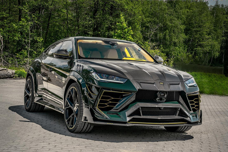 Trước đó, Mansory đã cho ra lò nhiều phiên bản Venatus cho Urus. Ở phiên bản mới này, chiếc siêu SUV được trang bị bộ kit Venatus với nhiều chi tiết mới, chẳng hạn như nắp capo bằng carbon.