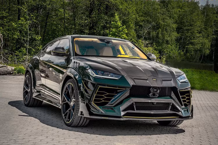Trước đó, Mansory đã cho ra lò nhiều phiên bản Venatus cho Urus. Ở phiên bản mới này, chiếc siêu SUV được trang bị bộ kit Venatus với nhiều chi tiết mới, chẳng hạn như nắp capo bằng carbon.