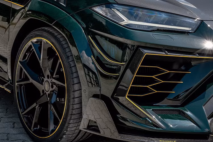 Mansory trang bị cho chiếc Lamborghini bộ la-zăng màu đen đa chấu mới.
