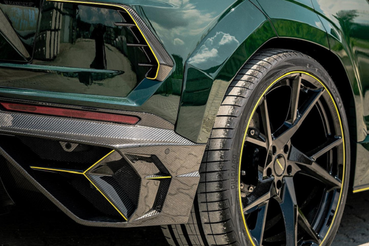 Những thay đổi có thể thấy ở phía sau xe, gồm cánh lướt gió kéo dài từ nóc xe, cánh lướt gió cốp xe và bộ khuếch tán bằng sợi carbon. Urus cũng có ba ống xả được bọc với điểm nhấn màu vàng.