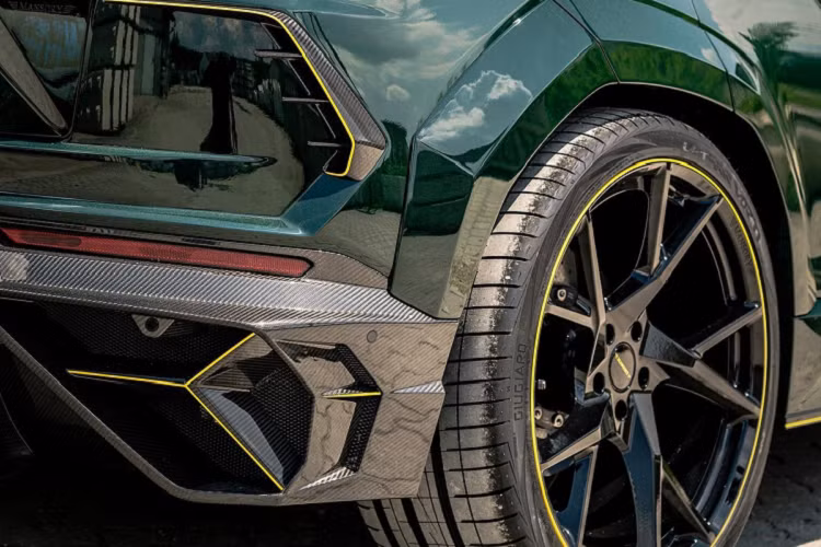 Những thay đổi có thể thấy ở phía sau xe, gồm cánh lướt gió kéo dài từ nóc xe, cánh lướt gió cốp xe và bộ khuếch tán bằng sợi carbon. Urus cũng có ba ống xả được bọc với điểm nhấn màu vàng.