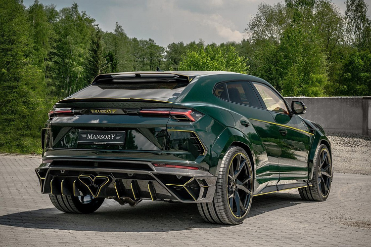 Điểm nhấn cho ngoại thất của chiếc Lamborghini Urus độ Venatus này là bộ áo màu xanh lá đậm giúp làm nổi bật một số đường nét cơ thể hung hãn của chiếc SUV. Trong vài năm trở lại đây, xanh lá trở thành tone màu được ưa chuộng trên các mẫu siêu xe, xe sang.