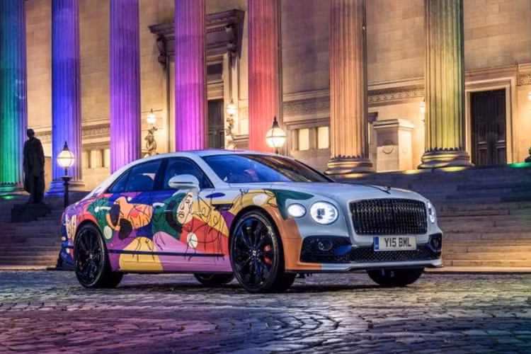 Được thiết kế bởi họa sĩ kiêm nhà điêu khắc Rich Morris, Unifying Spur mang trên mình chủ đề "Tình yêu là tình yêu", với các mảng màu giống như màu cờ LBGT - cầu vồng Pride, được bổ sung thêm màu đen, nâu, hồng, và trắng để đại diện cho người da màu, cộng đồng người chuyển giới và những người mắc HIV.