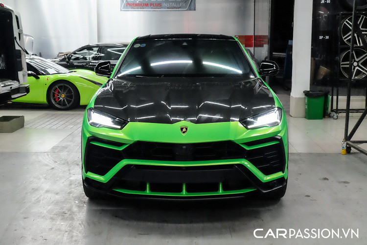 Tuy vậy, chiếc Urus đầu tiên về nước chỉ được chủ nhân lựa chọn 4 chế độ lái, bao gồm : STRADA, SPORT, CORSA và NEVE. Lamborghini Urus sử dụng động cơ V8 tăng áp kép có dung tích 4.0 lít đặt ở phía trước, có khả năng sản sinh công suất tối đa 650 mã lực và mô men xoắn cực đại đạt mức 850 Nm. Toàn bộ sức mạnh được truyền đến các bánh xe thông qua hộp số 8 cấp, giúp xe tăng tốc từ 0-100 km/h trong vòng 3,6 giây và có tốc độ tối đa là 305 km/h.