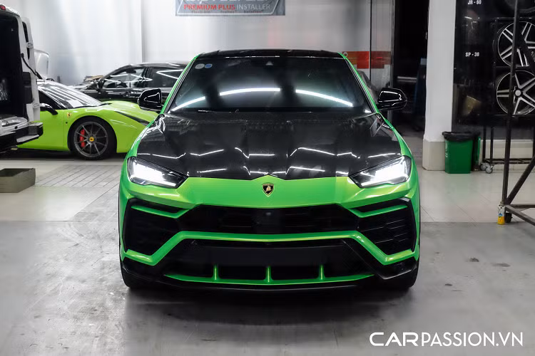 Tuy vậy, chiếc Urus đầu tiên về nước chỉ được chủ nhân lựa chọn 4 chế độ lái, bao gồm : STRADA, SPORT, CORSA và NEVE. Lamborghini Urus sử dụng động cơ V8 tăng áp kép có dung tích 4.0 lít đặt ở phía trước, có khả năng sản sinh công suất tối đa 650 mã lực và mô men xoắn cực đại đạt mức 850 Nm. Toàn bộ sức mạnh được truyền đến các bánh xe thông qua hộp số 8 cấp, giúp xe tăng tốc từ 0-100 km/h trong vòng 3,6 giây và có tốc độ tối đa là 305 km/h.