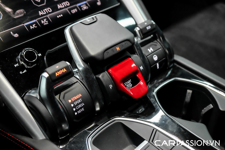 Thân xe mang những đường nét thiết kế đầy cơ bắp, cột C có thiên hướng dốc về phần đuôi phía sau khiến cho vẻ ngoài của Urus không khác gì một mẫu xe Coupe gầm cao. Xe được trang bị bộ mâm 5 chấu Nath dạng diamond-cut có đường kính 22 inch nhưng đã được chủ nhân sơn đen bóng, tăng tính mạnh mẽ cho phần tổng thể của xe. Ẩn phía sau bộ mâm là cùm phanh Lamborghini sơn đỏ nổi bật kết hợp với đĩa phanh carbon ceramic có khả năng chịu nhiệt tốt. Urus cũng nắm giữ kỉ lục về mẫu xe thương mại trang bị đĩa phanh có đường kính lớn nhất thế giới.