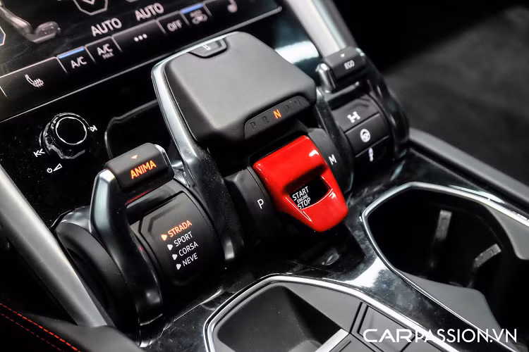 Thân xe mang những đường nét thiết kế đầy cơ bắp, cột C có thiên hướng dốc về phần đuôi phía sau khiến cho vẻ ngoài của Urus không khác gì một mẫu xe Coupe gầm cao. Xe được trang bị bộ mâm 5 chấu Nath dạng diamond-cut có đường kính 22 inch nhưng đã được chủ nhân sơn đen bóng, tăng tính mạnh mẽ cho phần tổng thể của xe. Ẩn phía sau bộ mâm là cùm phanh Lamborghini sơn đỏ nổi bật kết hợp với đĩa phanh carbon ceramic có khả năng chịu nhiệt tốt. Urus cũng nắm giữ kỉ lục về mẫu xe thương mại trang bị đĩa phanh có đường kính lớn nhất thế giới.