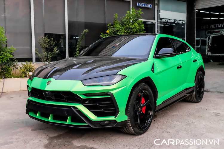 Tại thị trường Việt Nam, giá xe Lamborghini Urus nhập khẩu chính hãng khoảng hơn 20 tỷ đồng. Xe sở hữu những màu sơn ngoại thất như trắng Bianco Monocerus, xám Grigio Lynx, xanh Blu Eleos, đen Nero Noctis và lớp sơn được ưa chuộng nhất vàng Giallo Auge. Với việc khoác lên chiếc Urus lớp decal màu xanh khá lạ mắt, chủ nhân xe không chỉ tạo nên sự khác biệt với những chiếc Urus khác tại Việt Nam mà còn khẳng định dấu ấn cá nhân lên bản độ độc đáo này.