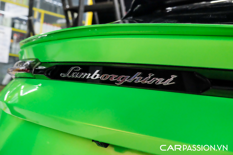 Cản sau thể thao, bộ khuếch tán gió cỡ lớn kết hợp cùng một cánh gió nhỏ bắt cố định vào cốp tạo cái nhìn năng động cho Urus. Logo “Lamborghini” bằng kim loại đặt ở vị trí trung tâm đuôi xe đầy kiêu hãnh. Xe sử dụng hệ thống ống xả với 4 chụp xả chia đều cho hai bên, tuy vậy, chủ nhân xe đã nâng cấp hệ thống ống xả đến từ thương hiệu Innotech Performance Exhaust cho chiếc Urus của mình.