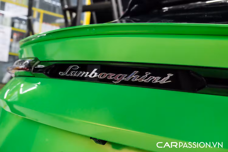 Cản sau thể thao, bộ khuếch tán gió cỡ lớn kết hợp cùng một cánh gió nhỏ bắt cố định vào cốp tạo cái nhìn năng động cho Urus. Logo “Lamborghini” bằng kim loại đặt ở vị trí trung tâm đuôi xe đầy kiêu hãnh. Xe sử dụng hệ thống ống xả với 4 chụp xả chia đều cho hai bên, tuy vậy, chủ nhân xe đã nâng cấp hệ thống ống xả đến từ thương hiệu Innotech Performance Exhaust cho chiếc Urus của mình.