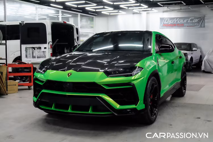 Trong quá khứ, đây là chiếc Lamborghini Urus chính hãng đầu tiên cập bến thị trường Việt Nam. Ra mắt vào cuối năm 2017, Lamborghini Urus là nước đi táo bạo của thương hiệu siêu xe đến từ Ý nhằm tham gia vào phân khúc xe SUV đầy tính cạnh tranh hiện nay. Tuy xuất hiện muộn hơn so với những đối thủ khác, Urus lại là mẫu xe khai sinh ra phân khúc siêu SUV nhờ hiệu năng vận hành vượt trội. Hiện nay, Lamborghini Urus đang nắm giữ ngôi vương cho danh hiệu mẫu xe SUV nhanh nhất thế giới.