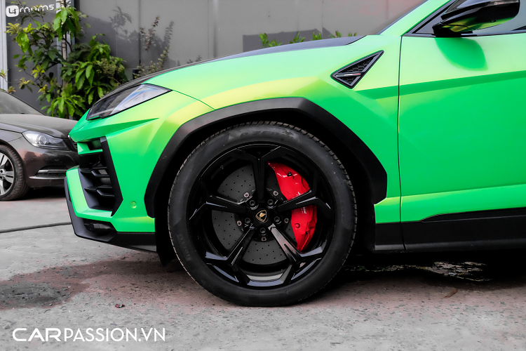 Chưa hết, phần ngoại thất của xe còn được bổ sung với một số chi tiết đến từ gói độ Mansory Venatus dành riêng cho Lamborghini Urus. Với gói nâng cấp đến từ nhà độ Đức, nắp ca-pô nguyên bản được thay bằng chi tiết mới có tạo hình hầm hố, xe được trang bị thêm phần nẹp mui và một cánh gió sau cỡ lớn, tất cả đều được làm từ sợi carbon siêu nhẹ. Ở lần xuất hiện gần nhất, cánh gió của gói nâng cấp đắt giá đã được tháo ra.