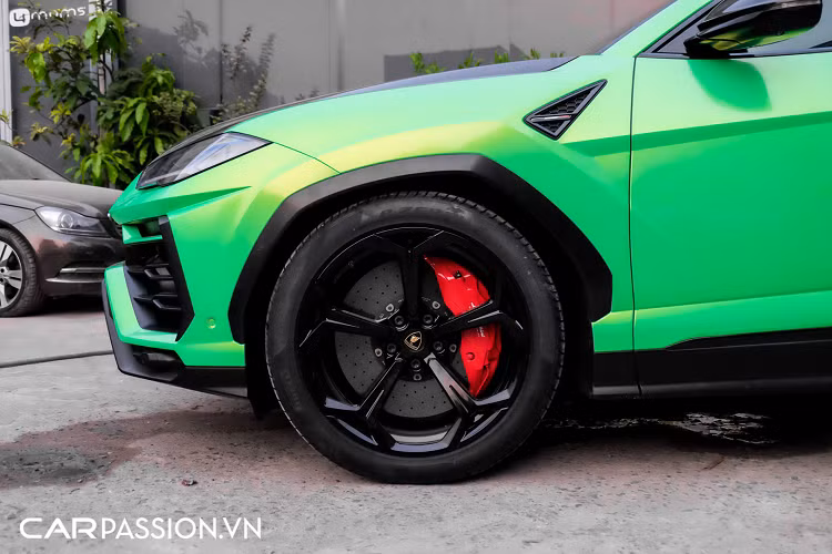 Chưa hết, phần ngoại thất của xe còn được bổ sung với một số chi tiết đến từ gói độ Mansory Venatus dành riêng cho Lamborghini Urus. Với gói nâng cấp đến từ nhà độ Đức, nắp ca-pô nguyên bản được thay bằng chi tiết mới có tạo hình hầm hố, xe được trang bị thêm phần nẹp mui và một cánh gió sau cỡ lớn, tất cả đều được làm từ sợi carbon siêu nhẹ. Ở lần xuất hiện gần nhất, cánh gió của gói nâng cấp đắt giá đã được tháo ra.