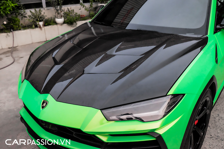 Tiến vào bên trong, xe sở hữu khoang nội thất được bọc da Alcantara kết hợp cùng chỉ khâu màu đỏ nổi bật. Ghế ngồi trên Lamborghini Urus có thiết kế thể thao và logo Lamborghini được dập nổi trên tựa đầu ghế. Mẫu SUV nhà Lamborghini được trang bị vô-lăng 3 chấu bọc da cao cấp, được tích hợp thêm lẫy chuyển số phía sau.