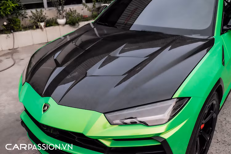 Tiến vào bên trong, xe sở hữu khoang nội thất được bọc da Alcantara kết hợp cùng chỉ khâu màu đỏ nổi bật. Ghế ngồi trên Lamborghini Urus có thiết kế thể thao và logo Lamborghini được dập nổi trên tựa đầu ghế. Mẫu SUV nhà Lamborghini được trang bị vô-lăng 3 chấu bọc da cao cấp, được tích hợp thêm lẫy chuyển số phía sau.