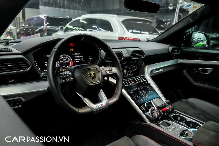 Chưa đầy 1 năm kể từ thời điểm ra mắt thế giới, bộ đôi Urus đầu tiên đã cập bến nước ta với hai màu sơn trắng Bianco Monocerus và xám Grigio Lynx. Lamborghini Urus sở hữu thiết kế hầm hố nhưng không kém phần thể thao. Phần đầu xe gây ấn tượng với lưới tản nhiệt hình tổ ong cỡ lớn, nan kép vắt ngang hốc gió phía trước, nắp ca-pô dập gân mạnh mẽ cùng cụm đèn chiếu sáng với dải LED ban ngày chữ “Y” nằm ngang đẹp mắt.