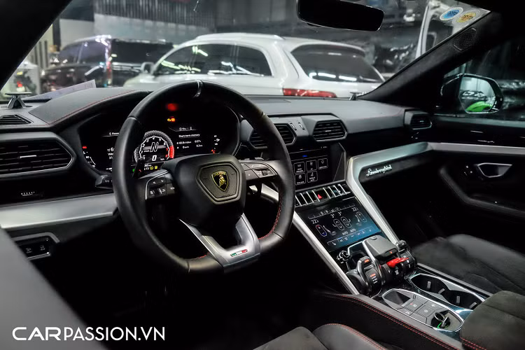 Chưa đầy 1 năm kể từ thời điểm ra mắt thế giới, bộ đôi Urus đầu tiên đã cập bến nước ta với hai màu sơn trắng Bianco Monocerus và xám Grigio Lynx. Lamborghini Urus sở hữu thiết kế hầm hố nhưng không kém phần thể thao. Phần đầu xe gây ấn tượng với lưới tản nhiệt hình tổ ong cỡ lớn, nan kép vắt ngang hốc gió phía trước, nắp ca-pô dập gân mạnh mẽ cùng cụm đèn chiếu sáng với dải LED ban ngày chữ “Y” nằm ngang đẹp mắt.