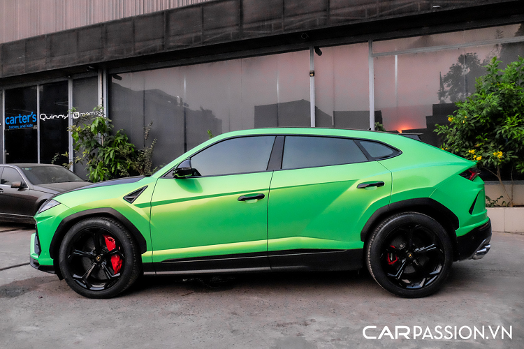 Lamborghini còn bổ sung thêm 3 chế độ lái off-road cho khách hàng bao gồm NEVE giúp lái xe an toàn và thư thái ngay trên những đoạn đường trơn trượt, TERRA là chế độ được thiết kế dành cho những chủ nhân muốn trải nghiệm Urus trên cung đường off-road gồ ghề và cuối cùng là SABBIA – chế độ tối ưu khi chạy trên đường cát. Chế độ EGO cho phép người lái điều chỉnh các chức năng vận hành như vô-lăng, độ nhạy chân ga, hệ thống treo và ma sát của xe phù hợp với phong cách lái và nhu cầu cá nhân...