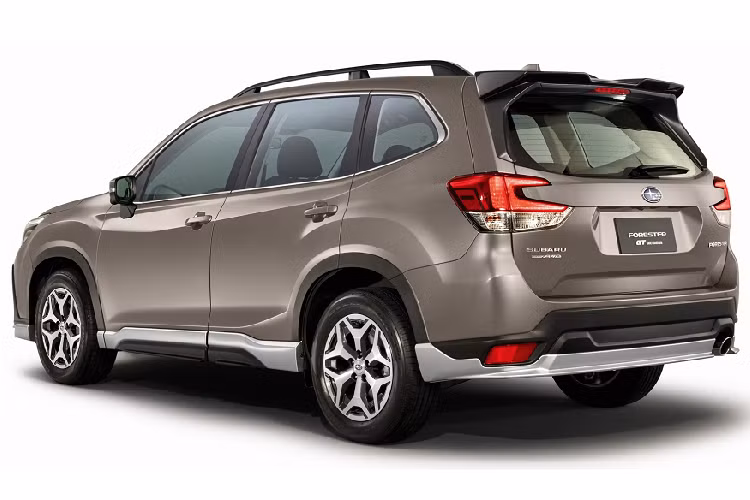 Subaru Forester 2.0iL GT Lite Edition có 7 tùy chọn màu ngoại thất gồm trắng, bạc, xanh rêu, xanh dương, màu đồng, xám và đen. Với sự xuất hiện của bản GT Lite Edition, Subaru Forester tại Malaysia có tổng cộng 5 phiên bản, giá bán Subaru Forester 2.0iL GT Lite Edition dao động từ 149.788 RM đến 177.788 RM (40.287-43.730 USD - khoảng hơn 933 triệu đồng).