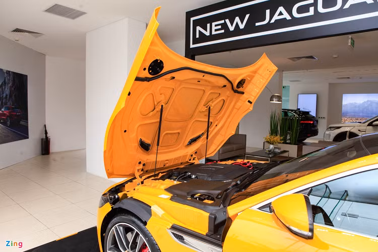 Nắp ca-pô của F-Type mới có dạng vỏ sò, với bản lề nằm ở đầu xe. 