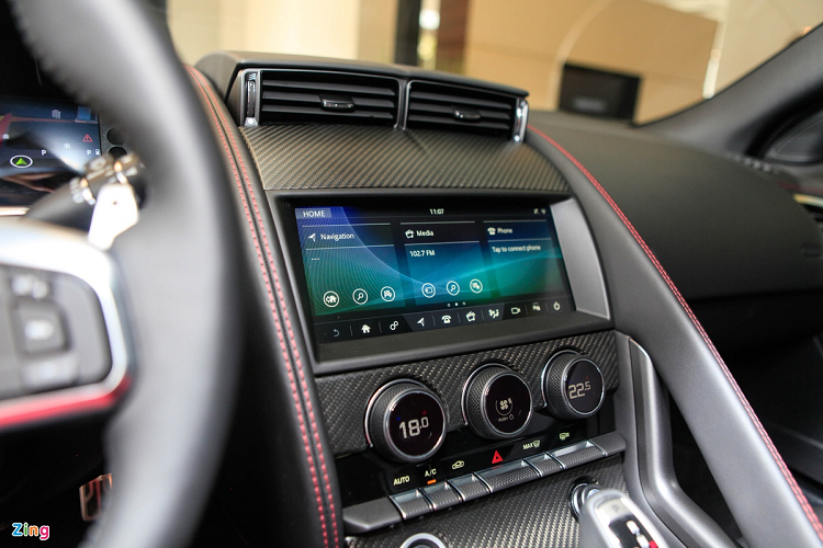 Jaguar cung cấp cho khách hàng nhiều tùy chọn nâng cấp như bảng điều khiển trung tâm ốp sợi carbon, lẫy chuyển số bằng hợp kim nhôm, phanh hiệu năng cao hay màu sơn ngoại thất đặc biệt.